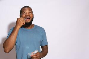 Jeune noir homme soie dentaire le sien les dents photo