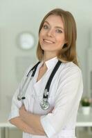 Jeune femelle médecin posant dans le Bureau photo