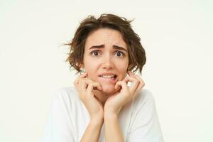 proche en haut de effrayé brunette femme, tremblement de craindre, à la recherche concerné et effrayé, permanent plus de blanc studio Contexte photo