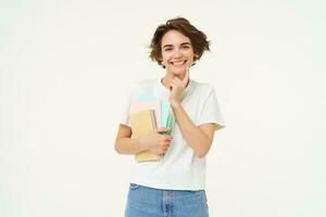 image de élégant, moderne fille étudiant, en portant cahier d'exercices, documents. femme prof avec papiers permanent plus de blanc Contexte photo