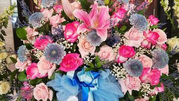 de mariée bouquet de rose et blanc fleurs avec bleu arcs photo