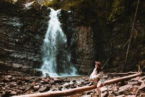 voyageuse femme profitant de la vue sur la cascade photo