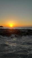 coucher de soleil sur le rivage de la mer égéenne à rhodes en grèce photo