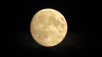 pleine lune dans le ciel nocturne. lune sur fond noir photo