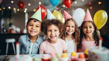 ai généré une groupe de souriant les enfants portant fête Chapeaux et en portant coloré des ballons, avec une anniversaire gâteau photo