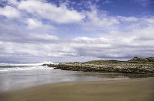 plage de zumaia en espagne photo