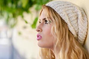 Close-up profile of blonde jeune femme aux cheveux bouclés photo