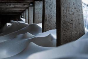 dessins de neige accumulée à l'intérieur d'une ferme photo