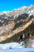 panorama de montagne avec deux alpinistes au loin dans la neige photo