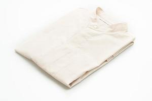 pli de chemise beige sur fond blanc photo