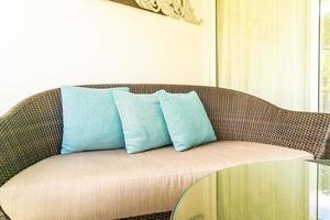 décoration d'oreiller sur chaise de patio sur balcon
