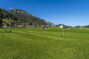 aperçus de la ville de montagne de sappada photo