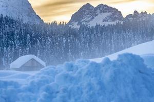 après la chute de neige. dernières lumières du crépuscule à sappada. magie des dolomites photo