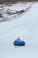 personnes faisant du snow tubing au parc d'hiver photo