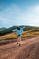 femme profitant du coucher de soleil au-dessus des montagnes photo