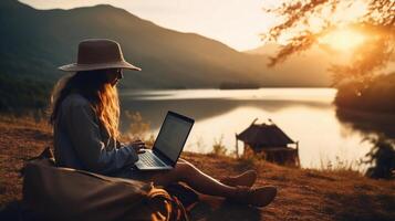 ai généré réalité photo de Jeune femelle pigiste travail en ligne en utilisant portable et profiter magnifique Naturel paysage