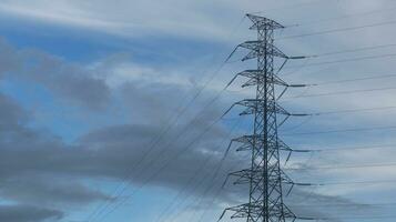 électricité transmission tours contre une spectaculaire ciel, symbolisant énergie, connectivité, et technologique le progrès photo