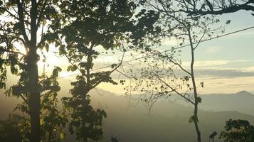 magnifique lever du soleil plus de le Montagne intervalle à gorontalo, Indonésie. duveteux des nuages sur une brillant bleu ciel. la nature fraîcheur concept photo