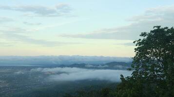 magnifique lever du soleil plus de le Montagne intervalle à gorontalo, Indonésie. duveteux des nuages sur une brillant bleu ciel. la nature fraîcheur concept photo