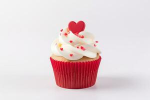 ai généré la Saint-Valentin journée thème petit gâteau avec une rouge cœur haut de gamme. génératif ai. photo