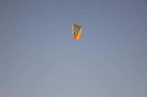 theologos, rhodos, grèce - 16 septembre 2021 kitesurf dans la mer égée photo