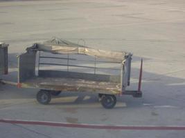 chariot à bagages à l'aéroport international photo