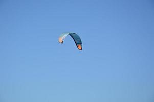 theologos, rhodos, grèce - 16 septembre 2021 kitesurf dans la mer égée photo