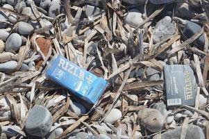 rhodos, grèce - 17 septembre 2021 un paquet de cigarettes rizla sur la plage
