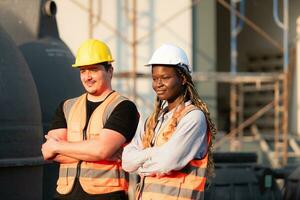 portrait de architecte et ingénieur avec expérience dans à plusieurs étages bâtiment construction photo