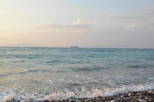 bateau de croisière navigue dans la mer égée le long de l'île de rhodes en grèce photo
