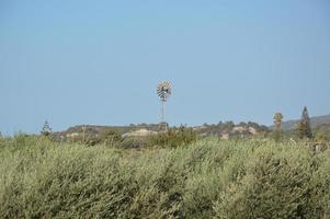 moulin à vent pour produire de l'électricité dans les domaines de rhodes en grèce photo