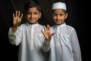 ai généré deux Jeune garçons dans blanc musulman tenue célébrer et compte leur les doigts photo