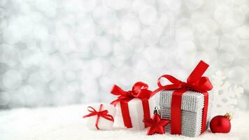de fête rouge cadeau boîte avec lié arc et Noël ornement, de fête cadeau boîte avec lié écarlate arc et neige photo