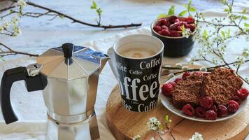 Frais en bonne santé petit déjeuner avec café sur tableau, Frais baie petit déjeuner sur table photo