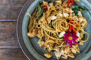 fermé en haut de sauté spaghetti avec Crabe Viande sur une en bois table photo