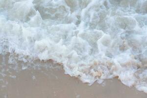 vague sur la plage de sable photo