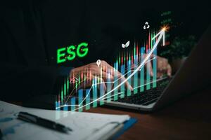 en cours d'analyse environnement les stocks et fonds aligne avec le esg environnement social la gouvernance investissement concept. homme d'affaire rapport Stock marché social et financier photo