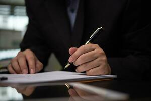 homme mains avec stylo l'écriture formalités administratives Planification les taxes et la finance pour investissement photo