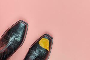 chaussures femme imperméables automne avec gouttes de pluie, espace copie photo