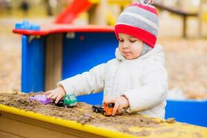 le enfant pièces voitures sur le rue photo