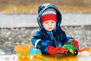 le enfant pièces voitures sur le terrain de jeux photo