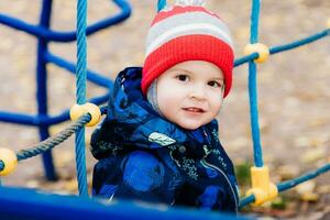 magnifique enfant en jouant sur le terrain de jeux photo