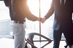 deux hommes d'affaires confiants se serrant la main lors d'une réunion au bureau, succès, négociation, salutation et concept de partenaire.