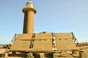 une phare avec une solaire panneau sur Haut et une en bois Plate-forme photo