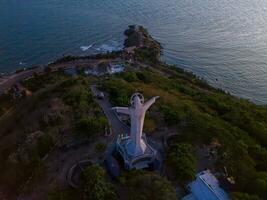 aérien vue de vung tau ville, vietnam, panoramique vue de le paisible et magnifique côtier ville derrière le statue de Christ le Roi permanent sur monter nho dans vung tau ville. photo