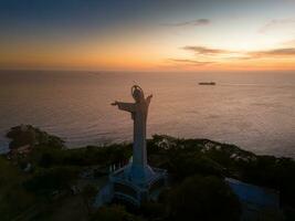 aérien vue de vung tau ville, vietnam, panoramique vue de le paisible et magnifique côtier ville derrière le statue de Christ le Roi permanent sur monter nho dans vung tau ville. photo