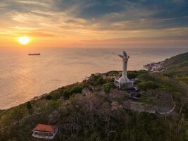 aérien vue de vung tau ville, vietnam, panoramique vue de le paisible et magnifique côtier ville derrière le statue de Christ le Roi permanent sur monter nho dans vung tau ville. photo