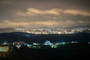 magnifique paysage dans le Matin à cau ça, da lat ville, lam dong province. vent Puissance sur thé colline, Matin paysage sur le flanc de coteau de thé planté photo