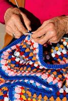 vieux femme avec tricot aiguilles et la laine photo