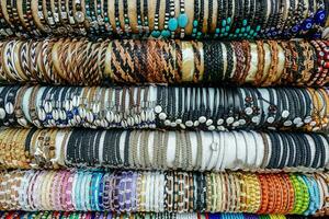 une empiler de bracelets et colliers photo